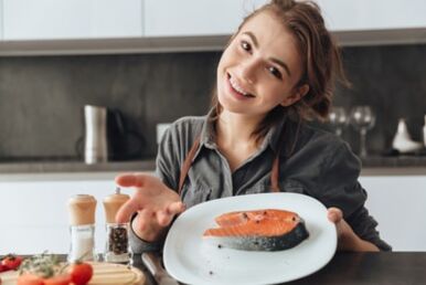 Jonk Meedchen mat Forellensteak